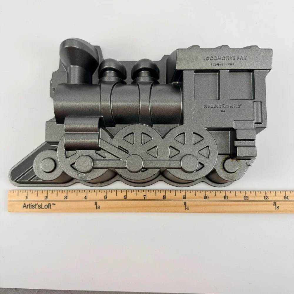Nordic Ware Locomotive Pan 9 Cup‎ Cast Aluminum Train Cake Mold Made in USA Gray